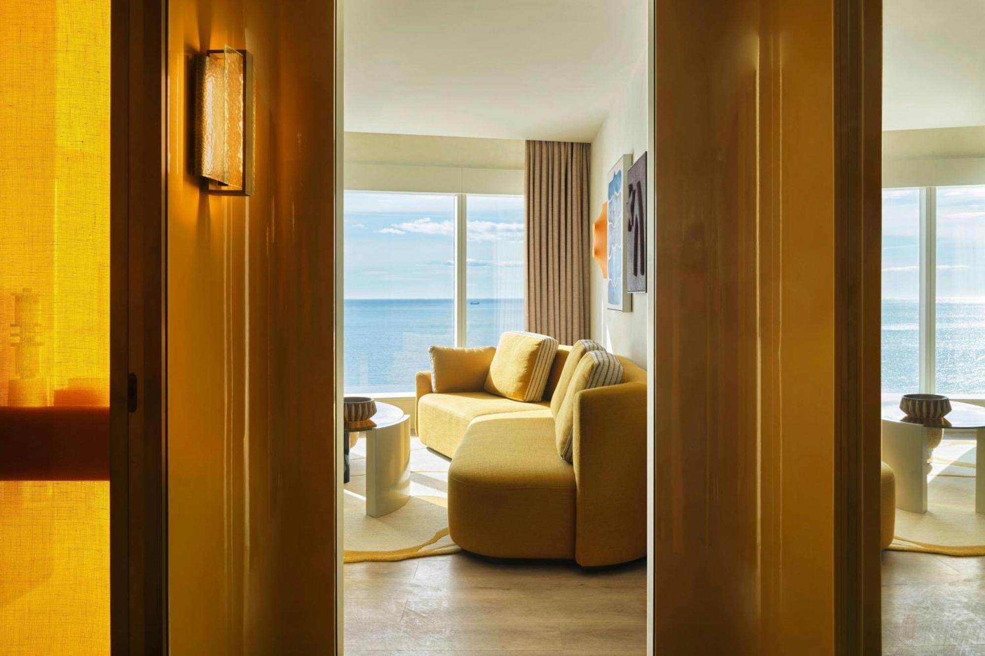 One-Bedroom Corner King Suite with Seafront View